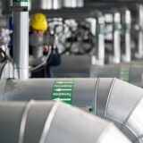 Ein Mitarbeiter des Energiekonzerns EnBW kontrolliert die Fernwärmeverteilerstation des Heizkraftwerk 3 Stuttgart-Gaisburg. Rund 60 Prozent der Stadtkreise und Großen Kreisstädte in Baden-Württemberg haben bis zum Jahresende 2023 wie vorgesehen eine kommunale Wärmeplanung vorgelegt