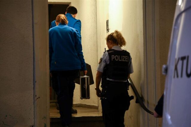 Ermittler gehen in ein Haus, in dem am späten Mittwoch bei einem Streit mit ihrem Lebenspartner eine Frau tödlich verletzt worden ist