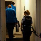 Ermittler gehen in ein Haus, in dem am späten Mittwoch bei einem Streit mit ihrem Lebenspartner eine Frau tödlich verletzt worden ist