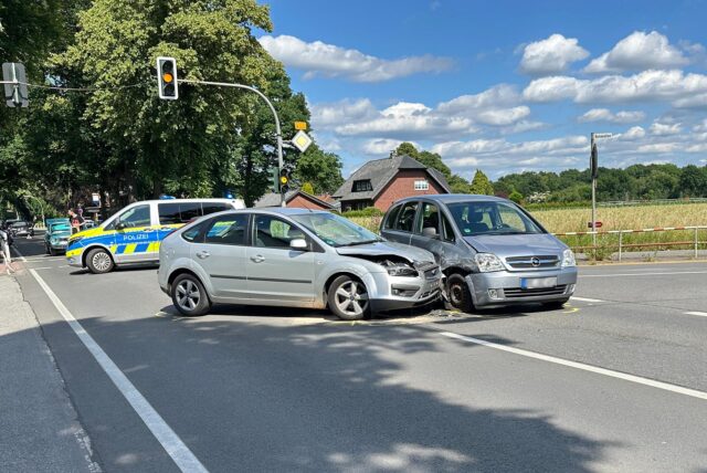 Im Kreuzungsbereich von Weseler Straße und Birkenallee kam es am Donnerstag in Dorsten-Deuten zu einem Unfall. Ein Ford und ein Opel sind zusammengeprallt.