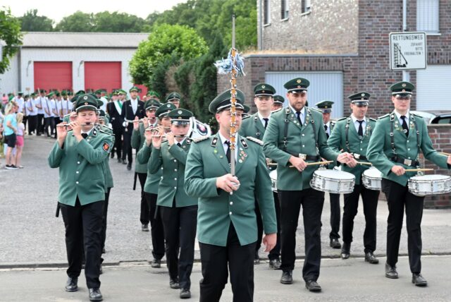 Vorparade der Schützen im Dorf Herverst am 19. Juni 2025.