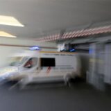 Ein Krankenwagen fährt ab.