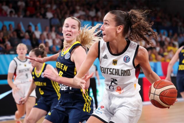 Clara Bielefeld (am Ball) gilt als eines der größten Talente im deutschen Basketball und ist mit 17 Jahren bereits Nationalspielerin.