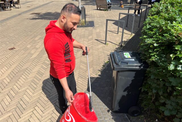 Steven Al-Ali, Inhaber des Dorstener Kiosks an der Klosterstraße, kämpft mit Greifzange und Mülltonnen gegen den schlechten Ruf seines Ladens.