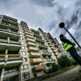 Der Hannibal-Hochhaus in Dortmund, im Vordergrund ein Sicherheitsmann, der auf das Gebäude blickt.