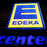 Beleuchtetes Edeka Logo an einer Edeka Filiale