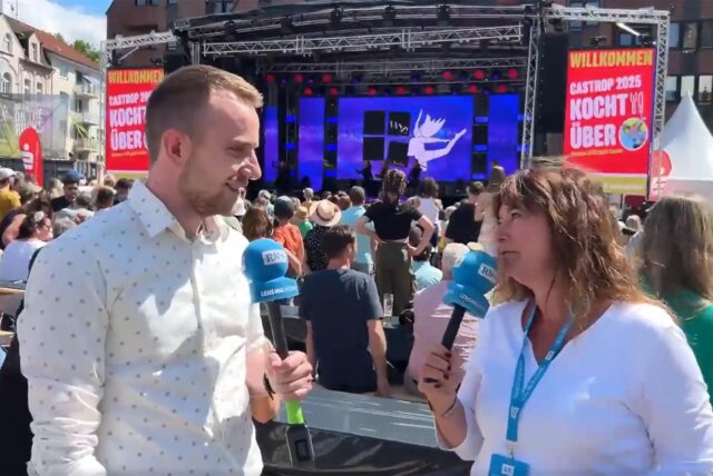 Tewe Schefer und Ronny von Wangenheim bei der Live-Show an Tag 2 von Ckü 2025.