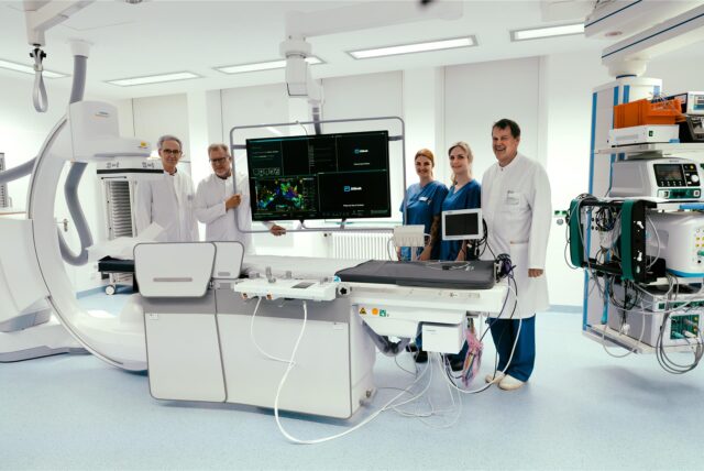 Prof. Dr. Spiecker (l.) und sein Leitender Oberarzt, Dr. Ulrich Böck (2.v.l.) stehen mit weiteren Kolleginnen und Kollegen aus dem Team der Klinik im neuen OP-Saal.