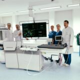 Prof. Dr. Spiecker (l.) und sein Leitender Oberarzt, Dr. Ulrich Böck (2.v.l.) stehen mit weiteren Kolleginnen und Kollegen aus dem Team der Klinik im neuen OP-Saal.