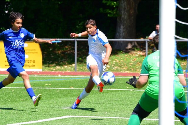 Die C-Jugendlichen von Wacker Obercastrop (weiße Trikots) gewannen das Halbfinale der Stadtmeisterschaft 2025 gegen den FC Frohlinde.