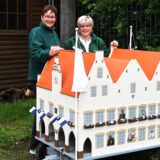 Anne Kiski und Petra Boermann am Marketenderwagen der 6. Kompanie der Halterner Schützengilde.