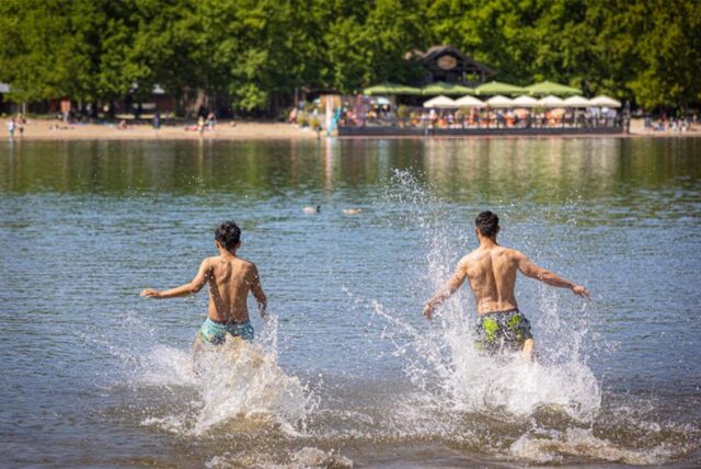Zwei Männer rennen in einen Badesee in NRW.