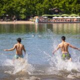 Zwei Männer rennen in einen Badesee in NRW.