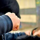 Jugendliche schlagen aufeinander ein