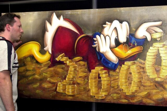 Ein Besucher betrachtet am Samstag (24.06.2000) ein Ölgemälde auf dem 9. Internationalen Comic-Salon in Erlangen, das die Comic-Figur Dagobert Duck zeigt. Das Bild mit dem Namen „Millennium“ ist zwei Meter lang und 90 Zentimeter hoch und soll für 5900,- Mark den Besitzer wechseln