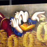 Ein Besucher betrachtet am Samstag (24.06.2000) ein Ölgemälde auf dem 9. Internationalen Comic-Salon in Erlangen, das die Comic-Figur Dagobert Duck zeigt. Das Bild mit dem Namen „Millennium“ ist zwei Meter lang und 90 Zentimeter hoch und soll für 5900,- Mark den Besitzer wechseln