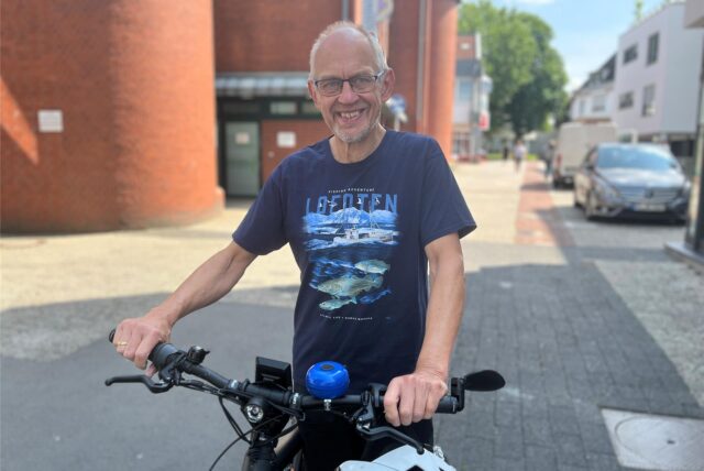 Norbert Mendla steht mit seinem Fahrrad in der Dattelner Innenstadt.