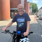 Norbert Mendla steht mit seinem Fahrrad in der Dattelner Innenstadt.