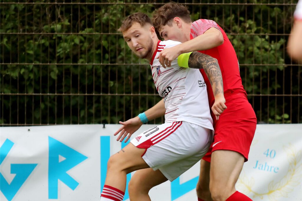 Migel-Max Schmeling (l.) spielte früher beim TuS Bövinghausen und führte die Mannschaft auch als Kapitän auf dem Feld. Migel-Max Schmeling (l.) spielte früher beim TuS Bövinghausen und führte die Mannschaft auch als Kapitän auf dem Feld.