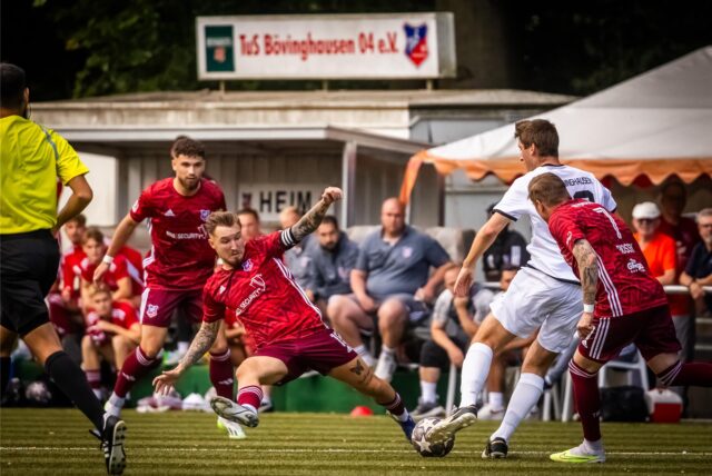 Der TuS Bövinghausen, hier mit Migel-Max Schmeling, und der FC Brünninghausen, hier mit Julian Trapp, lieferten sich in der Saison 2023/24 rassige Derbys in der Oberliga.
