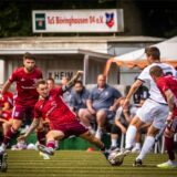 Der TuS Bövinghausen, hier mit Migel-Max Schmeling, und der FC Brünninghausen, hier mit Julian Trapp, lieferten sich in der Saison 2023/24 rassige Derbys in der Oberliga.