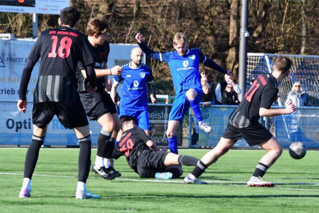 Der FC Frohlinde (blaue Trikots) präsentiert den nächsten Neuzugang.