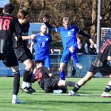 Der FC Frohlinde (blaue Trikots) präsentiert den nächsten Neuzugang.