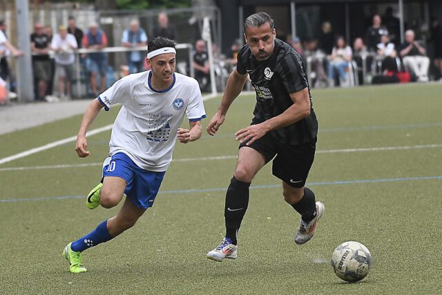 Yassin Bouchantiya (l.) ist nominiert für die Amateurfußball-Erlf der Saison in Castrop-Rauxel.