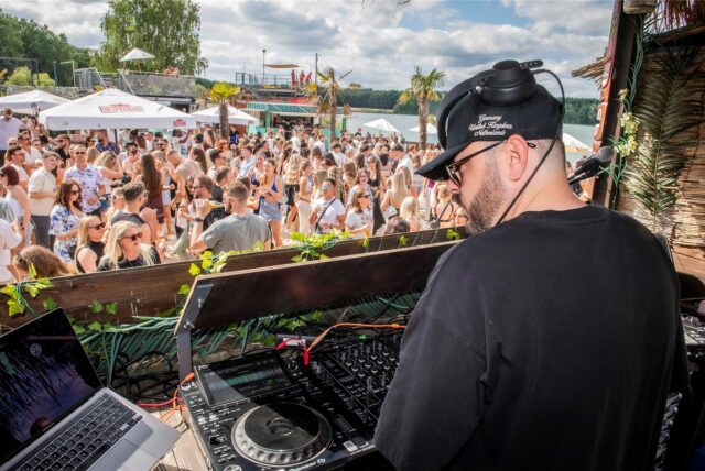 Am Maui Beach in Haltern legt ein DJ auf und Menschen tanzen.
