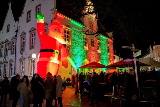 Besucher beim Winter-Feierabendmarkt in Haltern am See