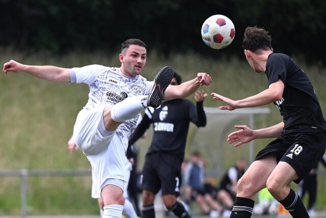 Bleibt spielender Co-Trainer beim FC 26 Erkenschwick: Nico Wieke (l.).