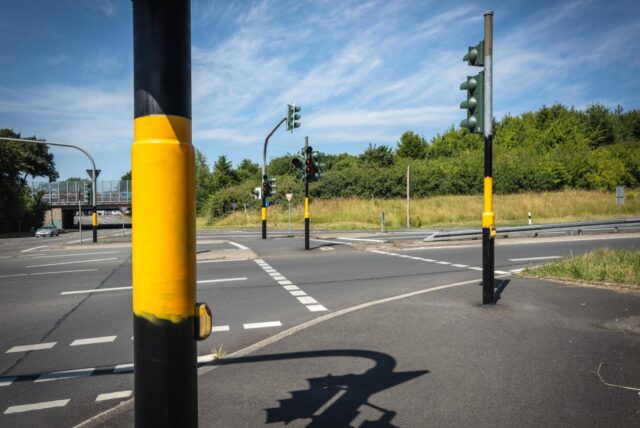 Ampelmaste an der Autobahnauffahrt Dorstfeld wurden gelb-schwarz besprüht.