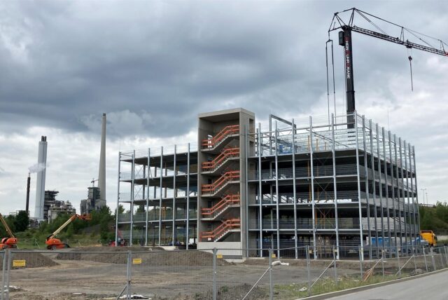 Das Bild zeigt den Baufortschritt des Parkhauses südlich der Nordstraße der, genauso wie der Bau der Thalia-Halle zügig voranschreitet.