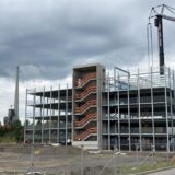 Das Bild zeigt den Baufortschritt des Parkhauses südlich der Nordstraße der, genauso wie der Bau der Thalia-Halle zügig voranschreitet.
