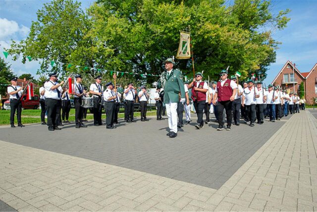Schützen des Schützenvereins Sythen marschieren
