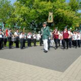 Schützen des Schützenvereins Sythen marschieren