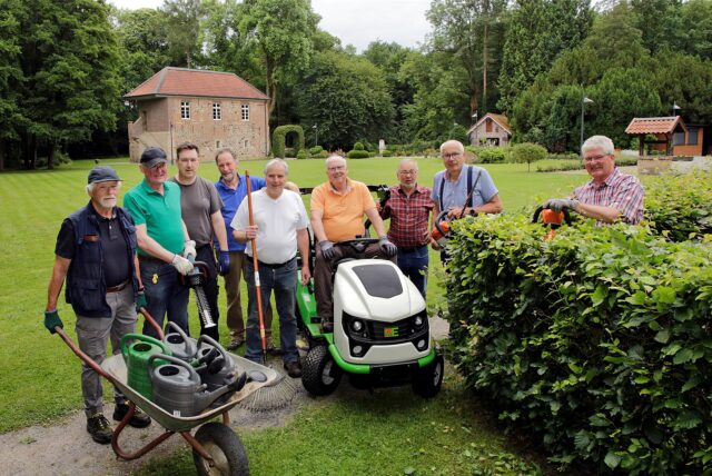 Hält Grünanlagen und Gebäude in Schuss: die Rentnerband des Fördervereins Schloss Sythen.