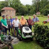 Hält Grünanlagen und Gebäude in Schuss: die Rentnerband des Fördervereins Schloss Sythen.
