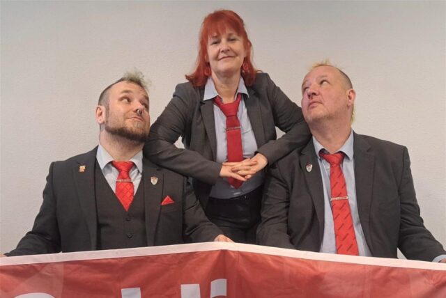 Sandra Goerdt, die Bürgermeisterkandidaten von Die Partei, mit den Spitzenkandidaten der Reserveliste Andreas Kemna (links) und Marcus Liedschulte.