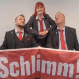 Sandra Goerdt, die Bürgermeisterkandidaten von Die Partei, mit den Spitzenkandidaten der Reserveliste Andreas Kemna (links) und Marcus Liedschulte.