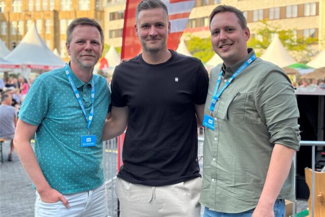 Michael Esser mit zwei Ruhr Nachrichten-Redakteuren beim Stadtfest „Castrop kocht über“ in Castrop-Rauxel
