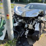 Ein Wagen ist an der Cranger Straße mit Wucht gegen einen Ampelmast geprallt.