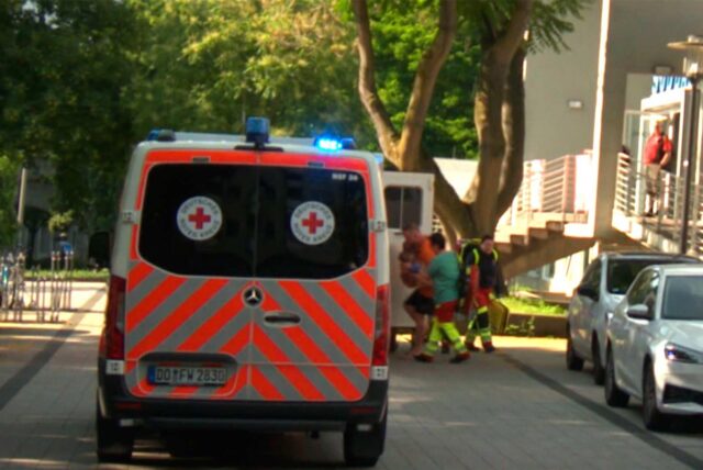 Ein Kind wird am Freitagabend nach einem Badeunfall im Südbad in einen Rettungswagen getragen.