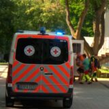 Ein Kind wird am Freitagabend nach einem Badeunfall im Südbad in einen Rettungswagen getragen.