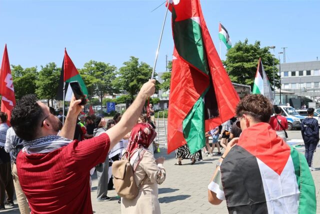 Zu einer Pro-Palästina-Demo haben sich am Samstagnachmittag Teilnehmer in der Dortmunder Innenstadt versammelt.