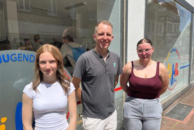Wioletta Litvinov, Tim Beier und Selin Holz stehen vor dem KiJuPa.