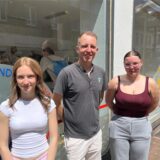 Wioletta Litvinov, Tim Beier und Selin Holz stehen vor dem KiJuPa.