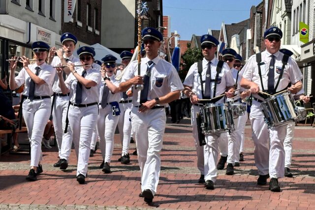 Spektakel für Halterner und Urlauber: Der große Sternmarsch der Musikzüge zum Alten Markt beim Schützenfest 2025 in Haltern.