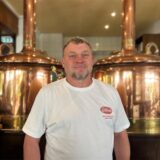 Elmar Bök im Eingangsbereich des Brauhauses Rütershoff.