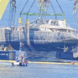 Die Superyacht des Tech-Magnaten Mike Lynch, die Bayesian, wird in der Nähe des Fischerdorfs Porticello an die Oberfläche gehoben. Sieben Menschen starben, als die Bayesian am 19. August vor der Küste der italienischen Insel sank, darunter der Milliardär Lynch, seine Tochter Hannah, sowie der Vorsitzende der Bank Morgan Stanley International, Jonathan Bloomer und seine Frau Judy Bloomer.
